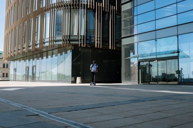 Navigating the World of Corporate Travel: Balancing Luxury and Budget-Friendly Options
